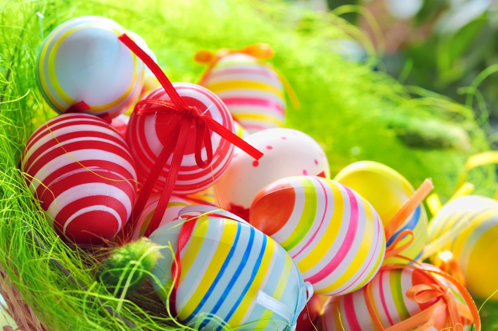 Barvení velikonočních vajec je oblíbená tradice!