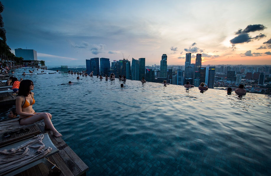 Infinity Pool na střeše Marina Bay Sands. Tohle koupání jinde nezažijete