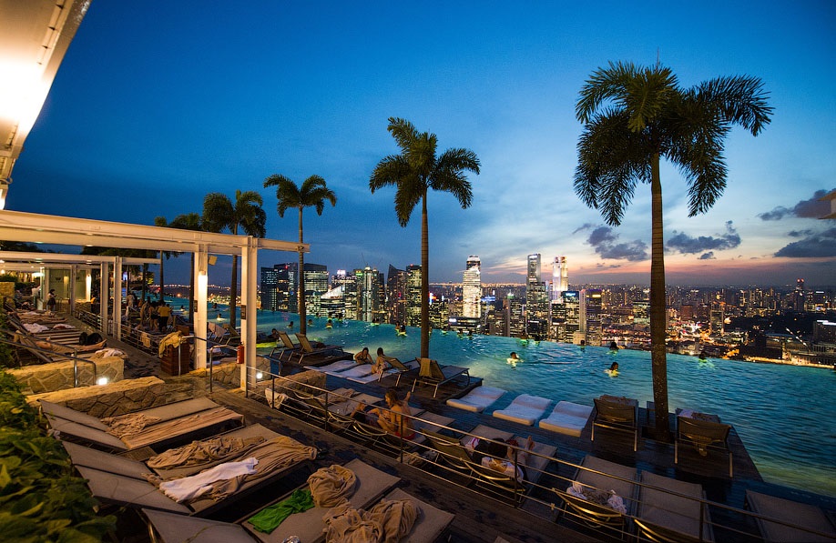 Infinity Pool na střeše Marina Bay Sands. Tohle koupání jinde nezažijete
