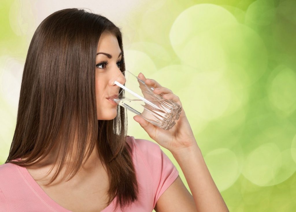 Správný pitný režim: prospěje vám hodně vody nebo spíš méně?