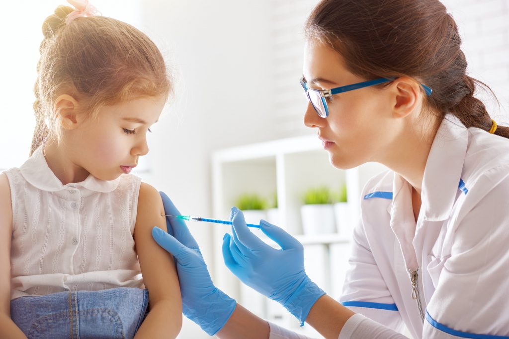 Nemoci jako spalničky nebo dávivý kašel jsou kvůli podceňování očkování zpět