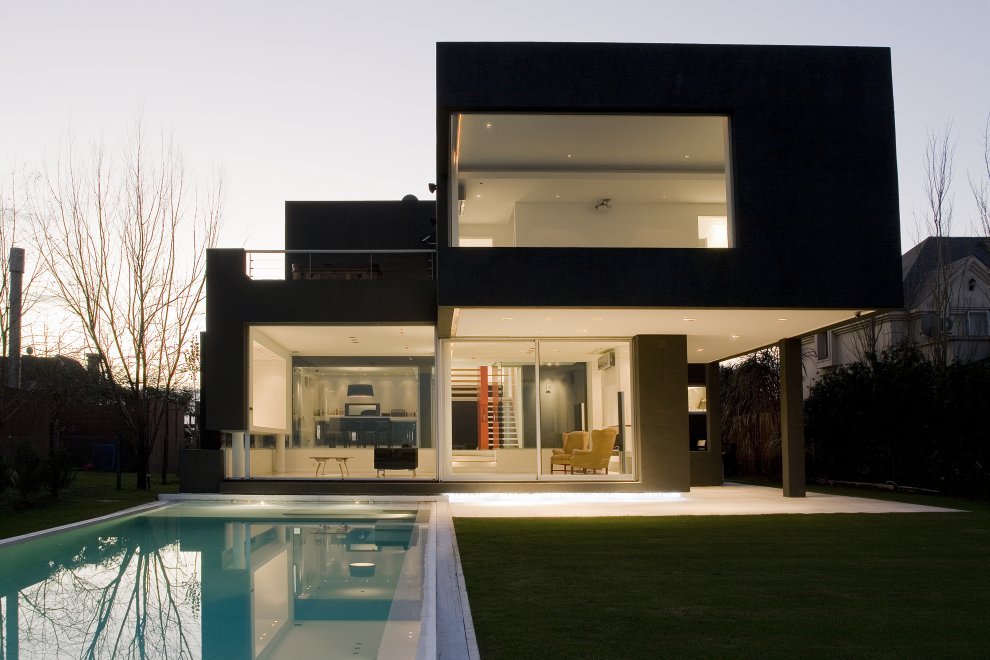 Black House: moderní dům v Buenos Aires rozděluje napříč vnitřní bazén