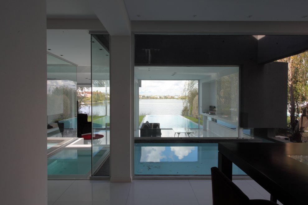 Black House: moderní dům v Buenos Aires rozděluje napříč vnitřní bazén