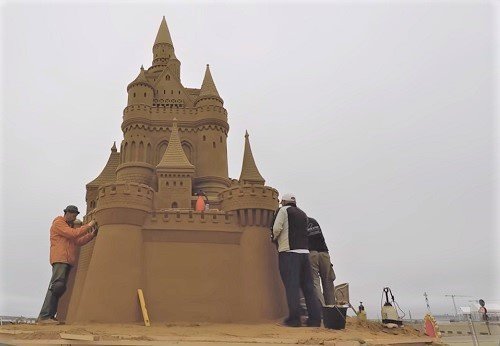 Disney a oživlé pohádky z písku. Na pláži vyrostl i obrovský hrad