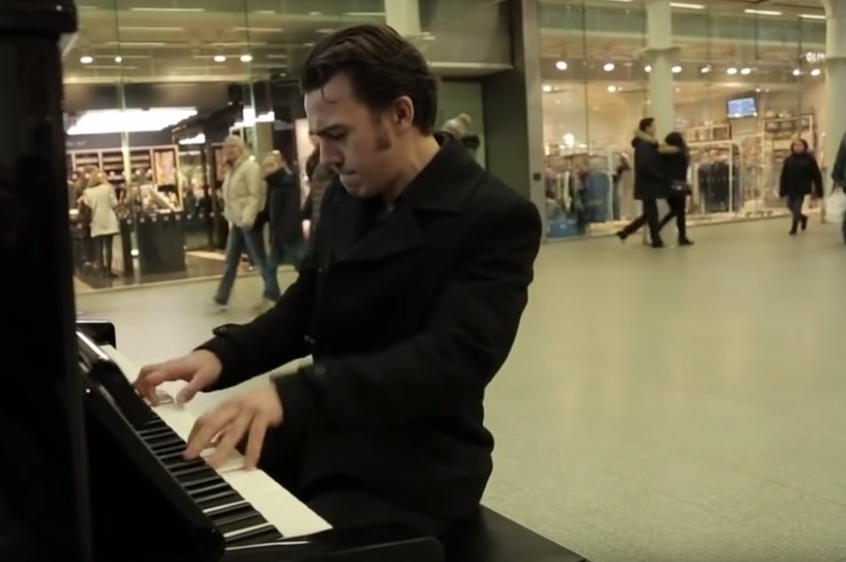 Když profesionální hudebník usedne za veřejné piano v nákupním centru