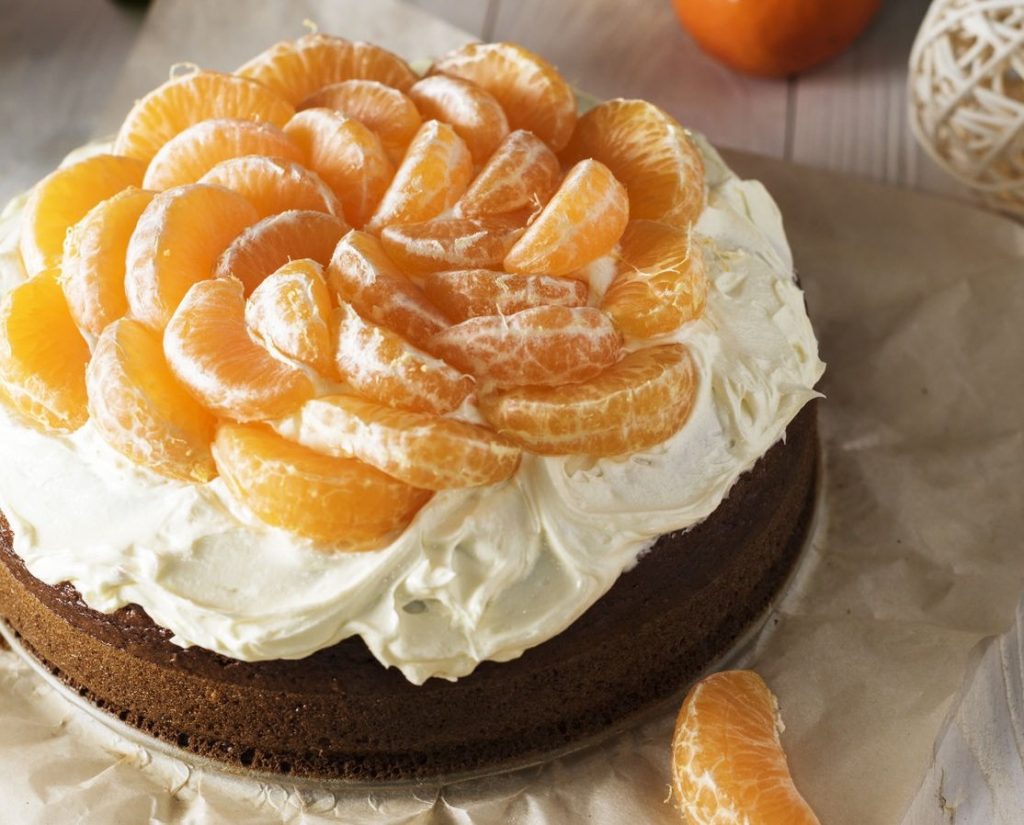 Bezlepkový kakaový dort se smetanovým krémem a mandarinkami