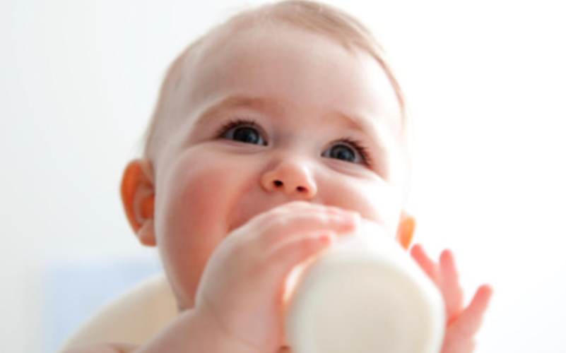 Umělá výživa u kojenců. Jak postupovat při výběru?