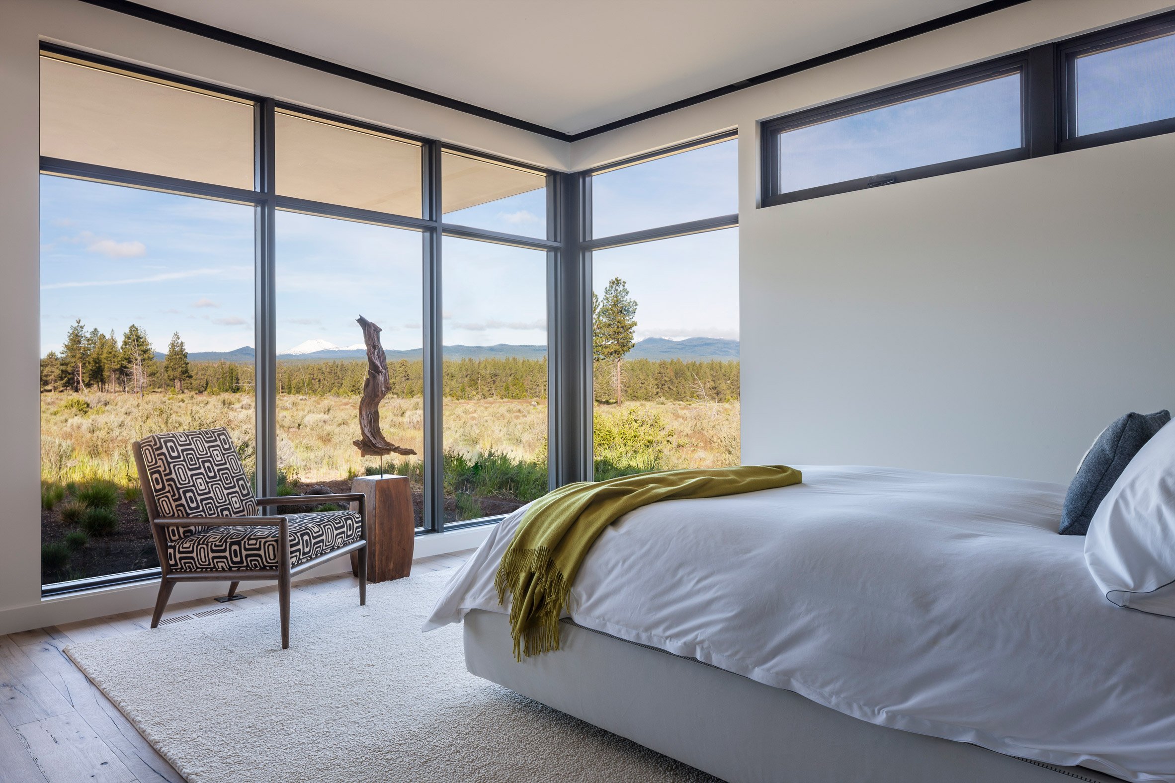The High Desert Modern house odděluje prostory posuvnými panely