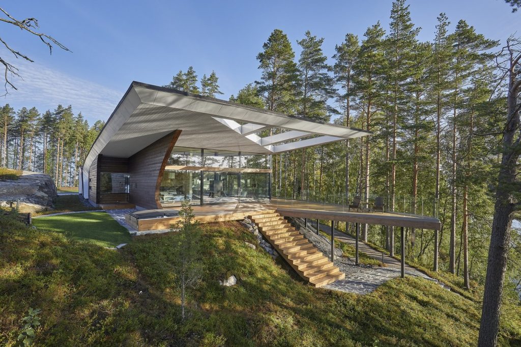 Wave House: finský futuristický dům charakterizuje zahnutá střecha