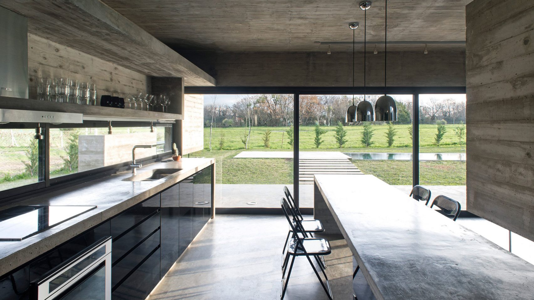Beton v interiéru. Minimalismus oslavuje surovou jednoduchost a čistotu