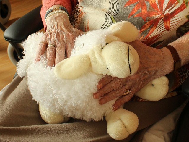 Dotek je pro starší lidi velmi důležitý, často jim schází