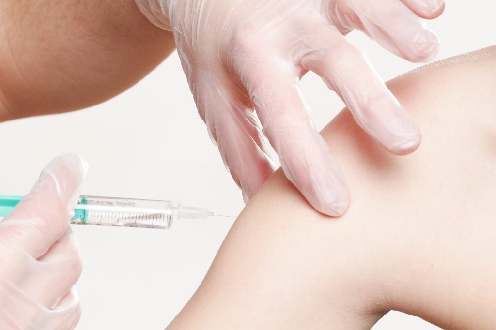 Deset mýtů a fake news o očkování. Čemu věříme a jaká jsou skutečná fakta?