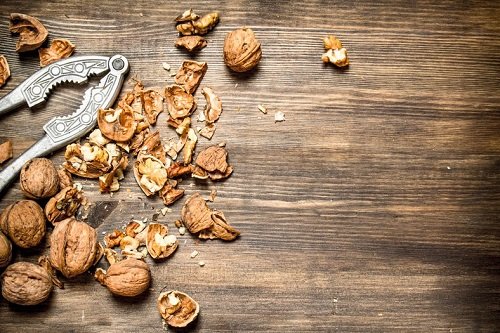 Ořechové skořápky najdou využití. Dokáží vyléčit kašel a další problémy