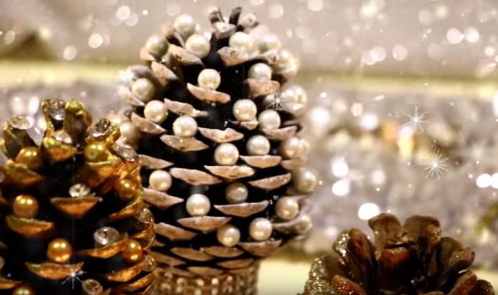 DIY: Šišky borovice jako malé vánoční stromečky vlastnoruční výroby