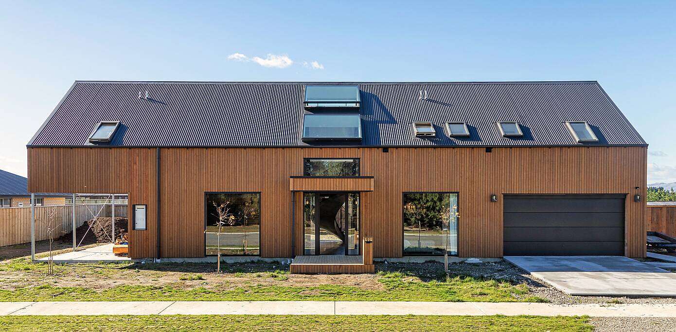 Čistota a minimalismus. Moderní stodola nabízí prostorné bydlení