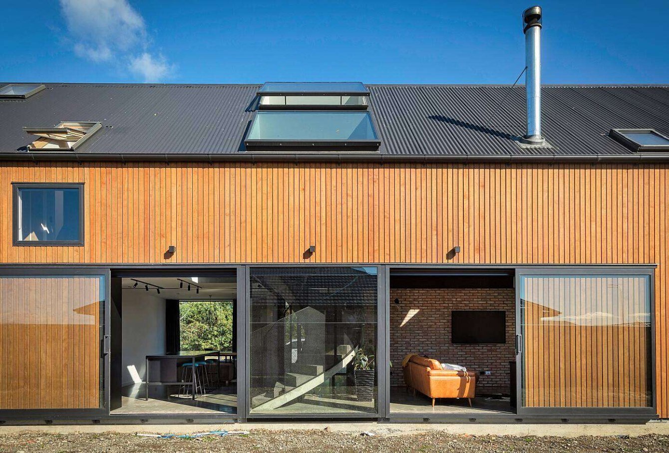 Čistota a minimalismus. Moderní stodola nabízí prostorné bydlení