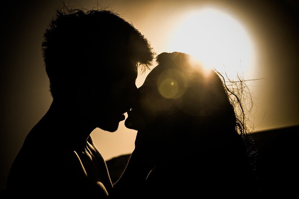 muž a žena polibek