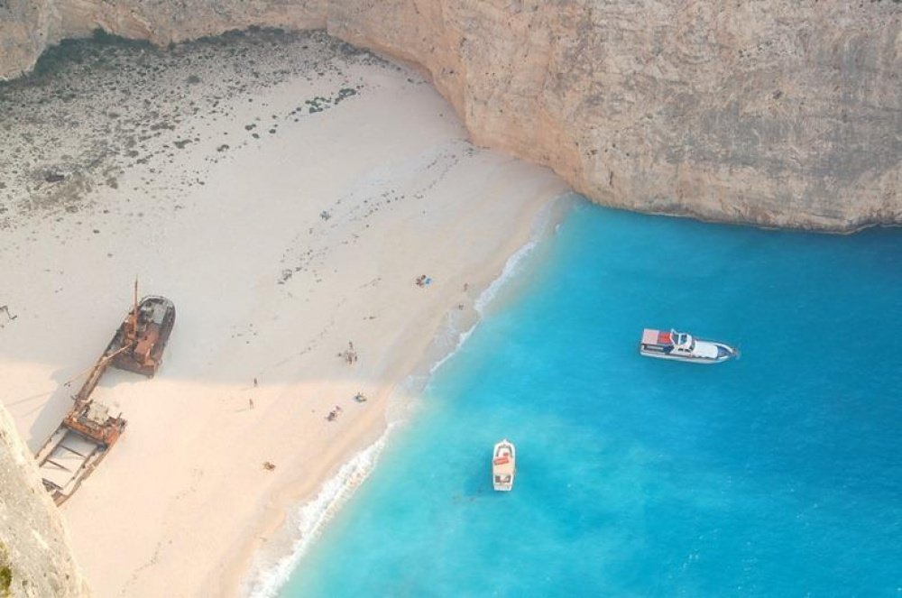 Nachází se na ostrově Zakynthos. Pláž uzavřená bílými útesy je pro návštěvníky zajímavá především vrakem řecké lodi Panagiotis.